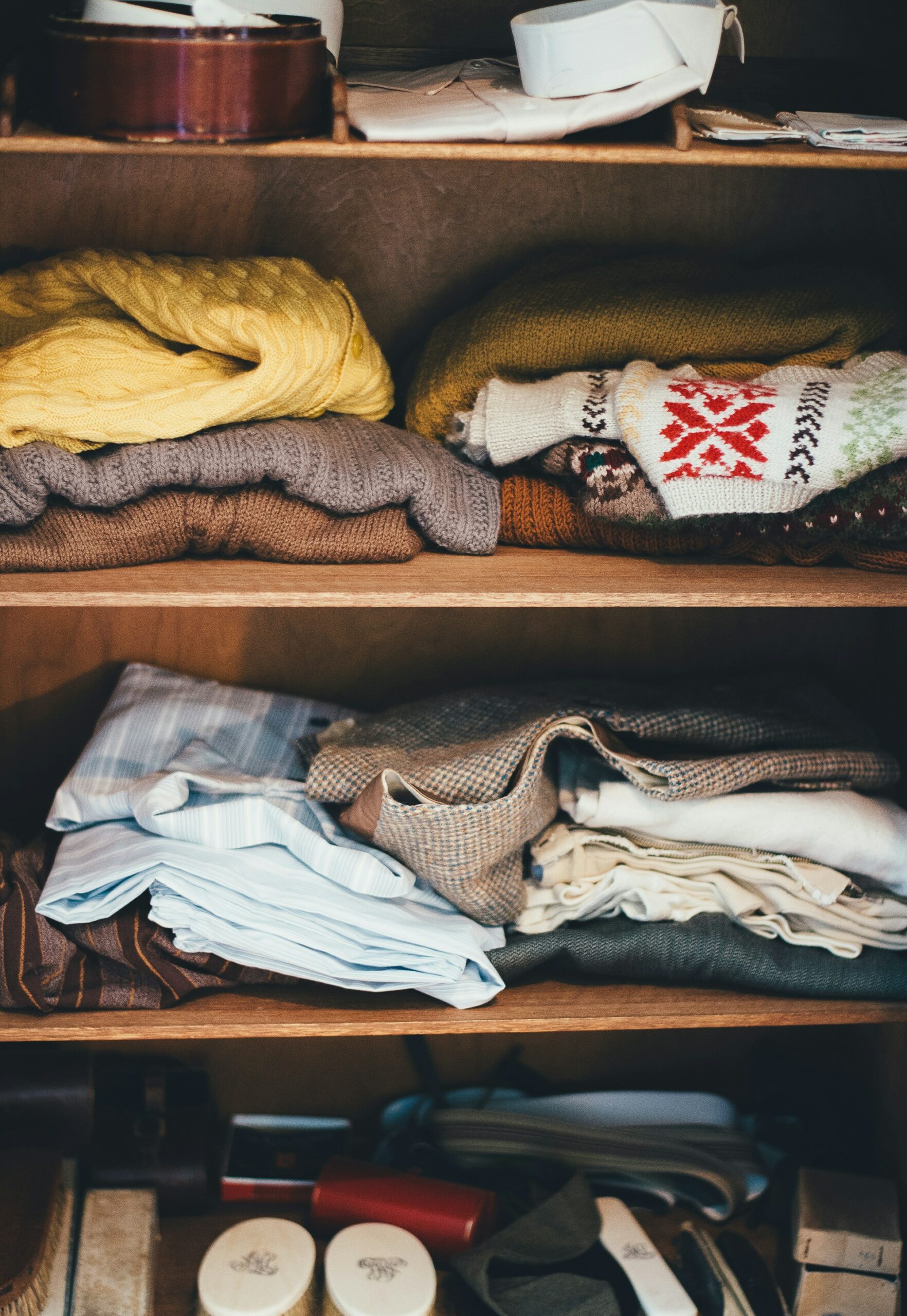 Ropa doblada y organizada en una estantería